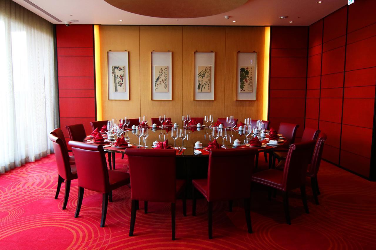 H2O Hotel Kaohsiung Extérieur photo A private dining room at the Mandarin Oriental, Hong Kong